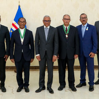 Presidente da República condecora Dom Arlindo Furtado e Reverendo Eugénio Duarte com Ordem do Dragoeiro